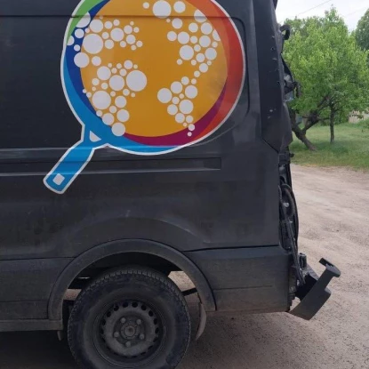 У Херсоні російський дрон атакував авто волонтерів. Фото: Херсонська МВА