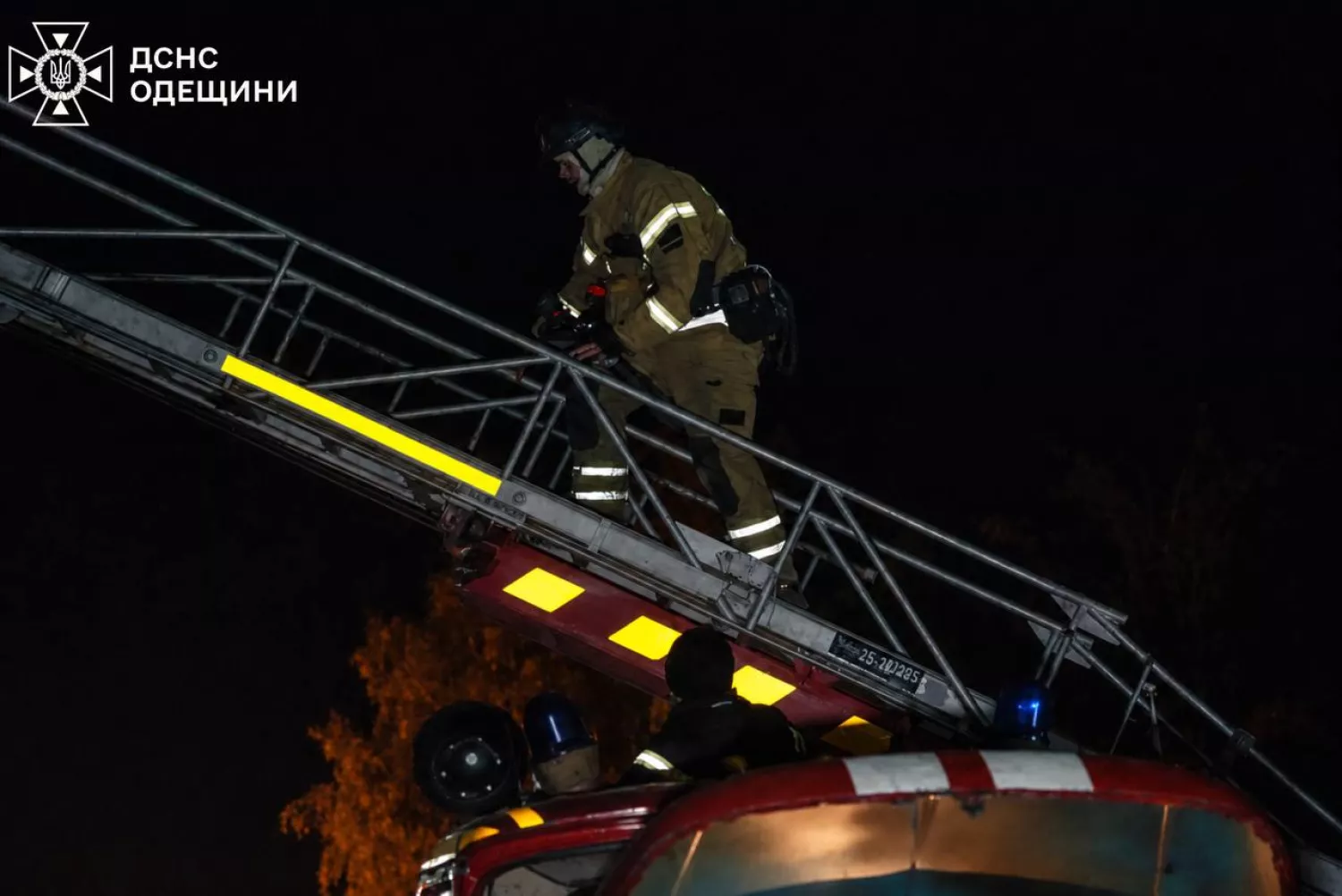 Рятувальники ліквідовують наслідки нічних атак по Одещині. Фото: ДСНС