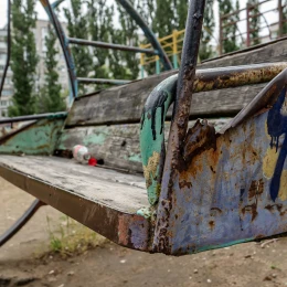 Тренажери та гойдалки у дитячому містечку потрібно оновлювати. Фото: МикВісті