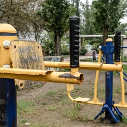 Тренажери та гойдалки у дитячому містечку потрібно оновлювати. Фото: МикВісті