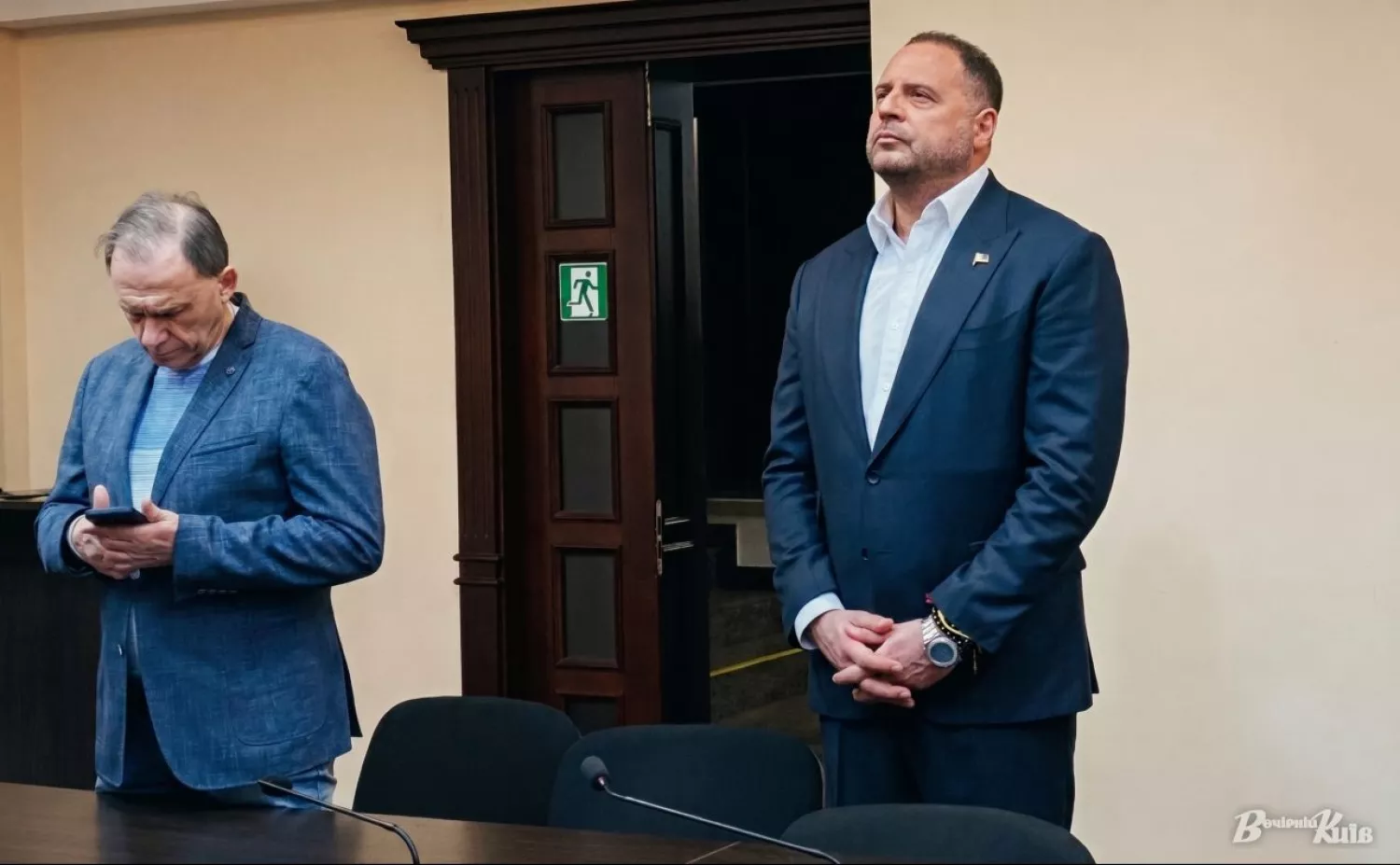 Андрій Єрмак з адвокатом Ігорем Фоміним на засіданні ВАКС. Фото: Владислав Мошківський