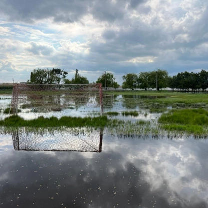 Вода у деяких місцях доходить до 30 сантиметрів. Фото: МикВісті