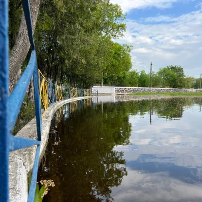 У Миколаєві вже два місяці затоплене футбольне поле спортшколи №5. Фото: МикВісті