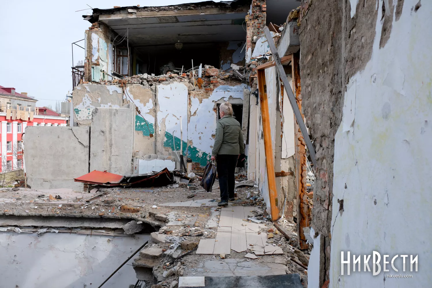 Жителька дому Тетяна стоїть на верхньому поверху зруйнованого дому на Пограничній, 43. Фото: МикВісті