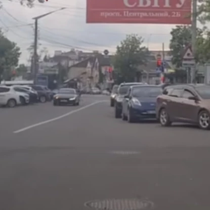 Черга на McDrive по вулиці Маріупольській з Центрального проспекту. Фото: Новини N