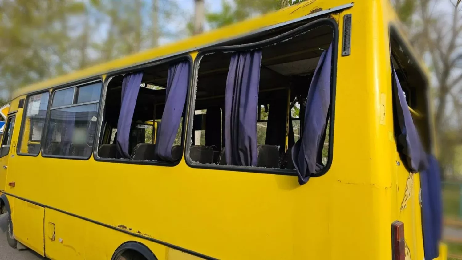 Атакована маршрутка у Херсоні. Фото: Олександр Прокудін