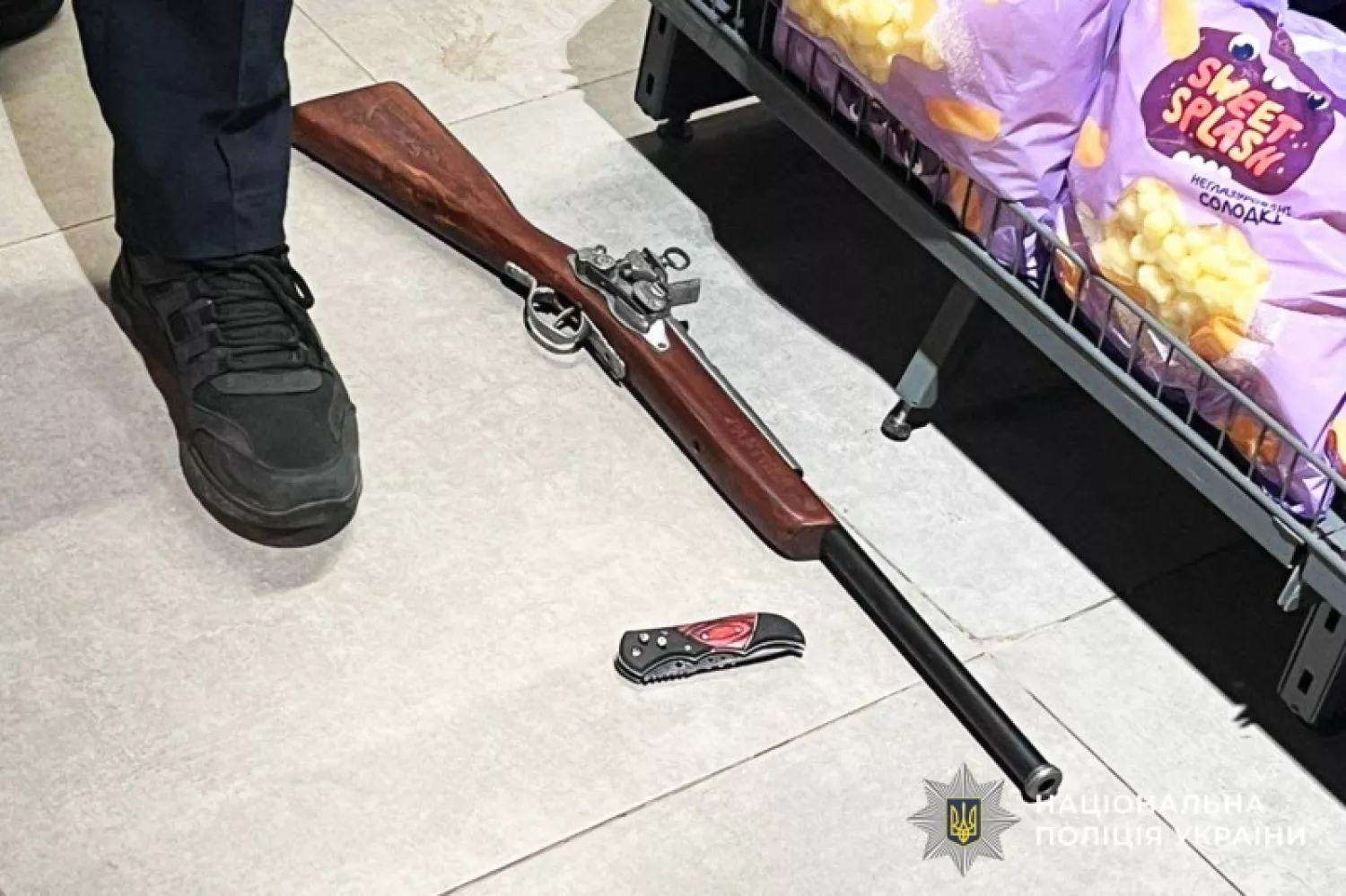 У супермаркеті Вознесенська чоловік ходив з іграшкою у вигляді рушниці. Фото: поліція