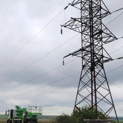 У регіоні будують 8-кілометрову повітряну лінію для швидкого відновлення світла. Фото: обленерго