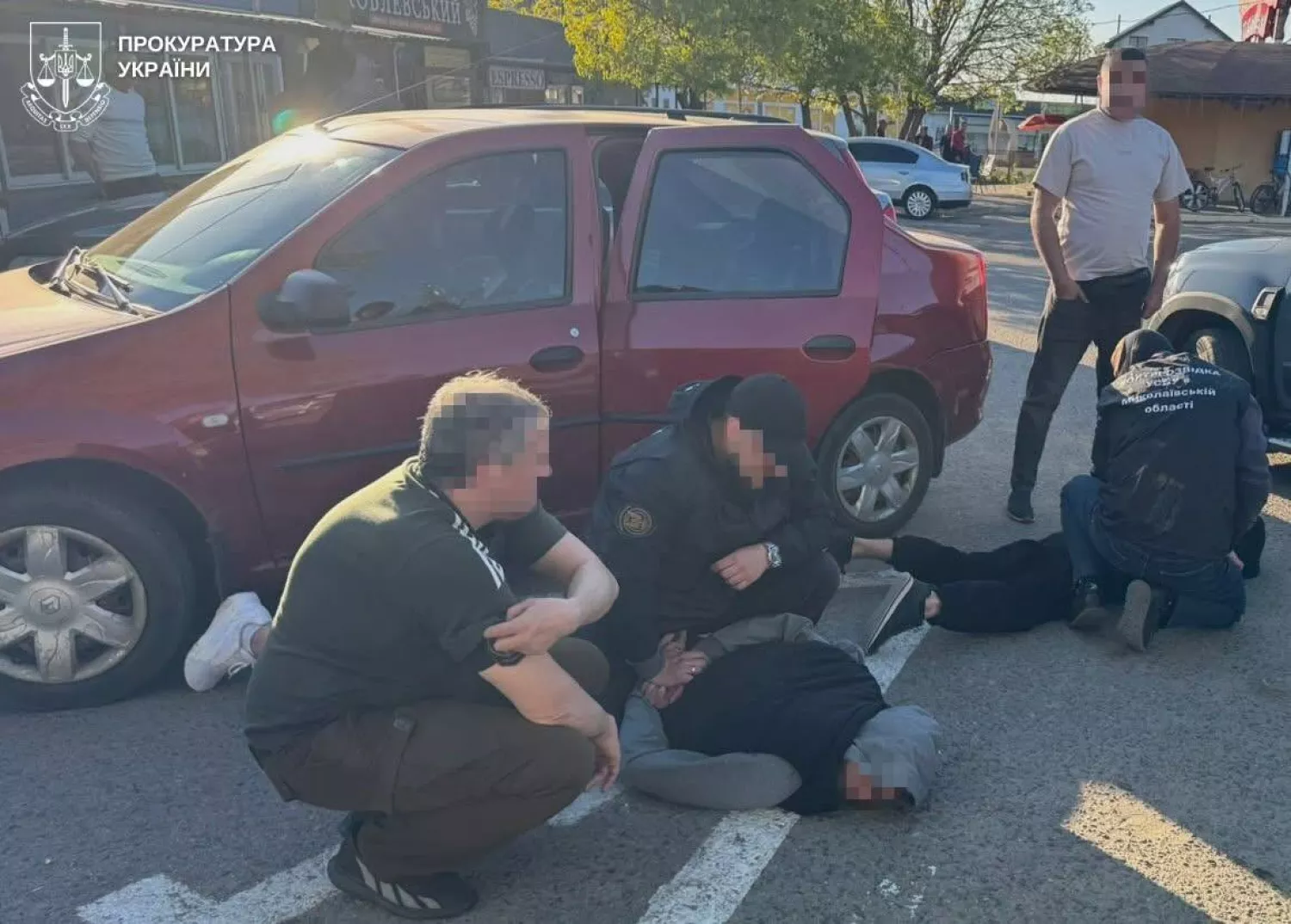 Фальшиві паспорти для ухилянтів за 6000 доларів, фото Миколаївської прокуратури