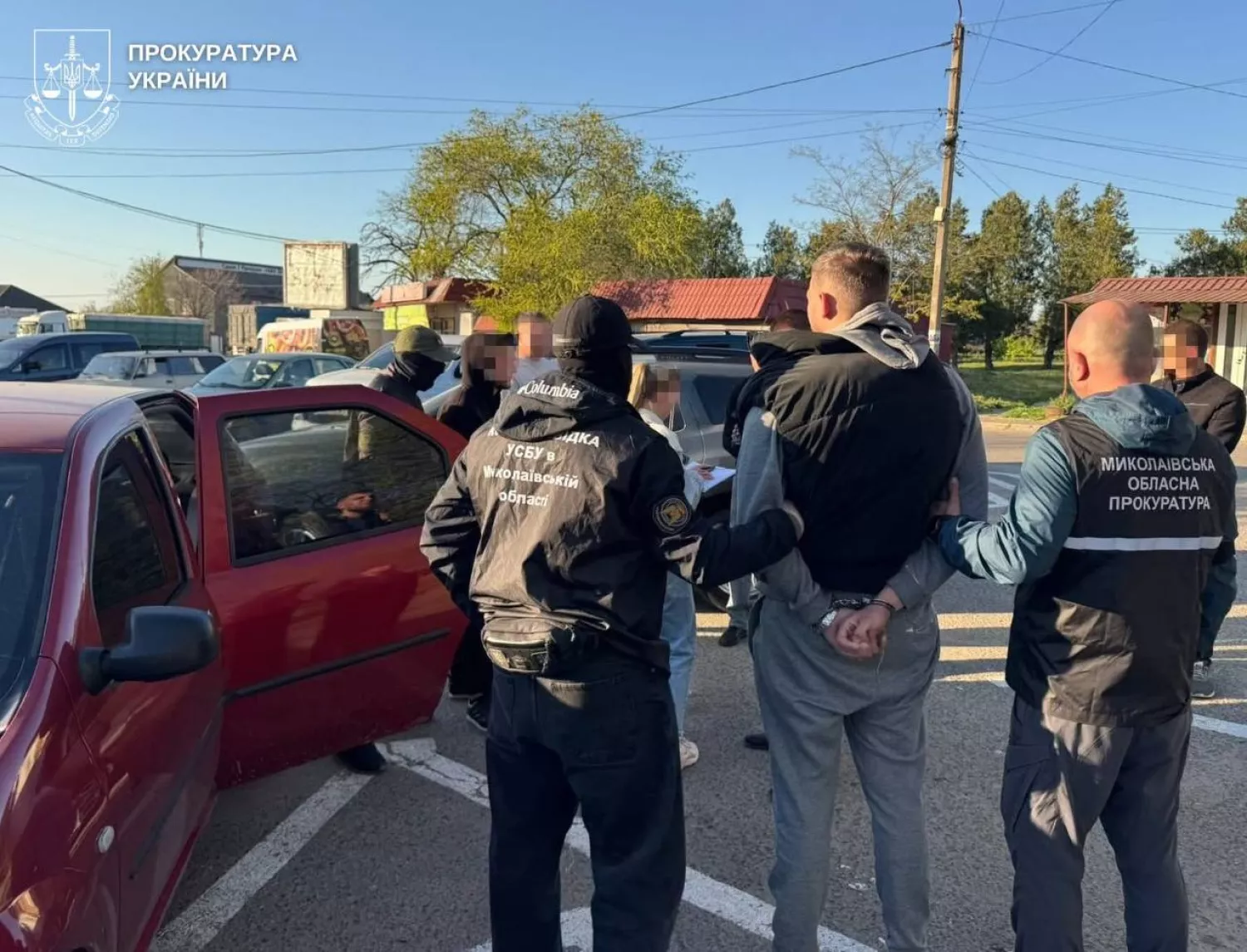 Фальшиві паспорти для ухилянтів за 6000 доларів, фото Української прокуратури