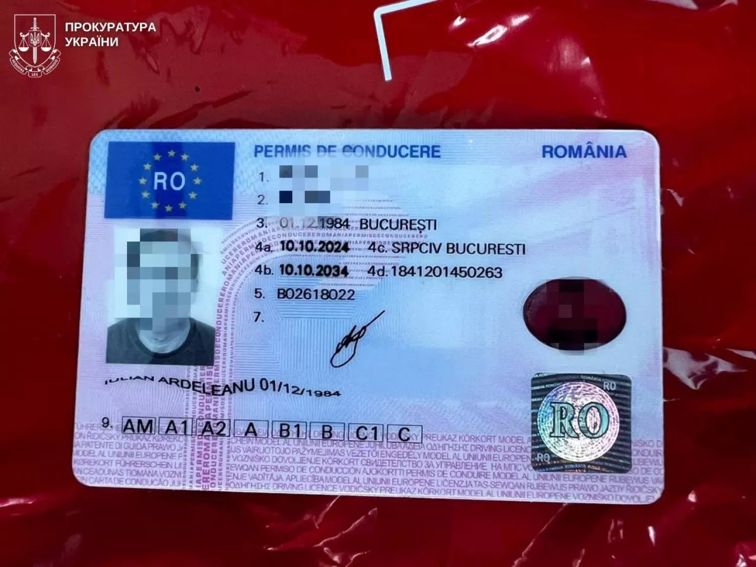 Фальшиві паспорти для ухилянтів за 6000 доларів, фото Української прокуратури