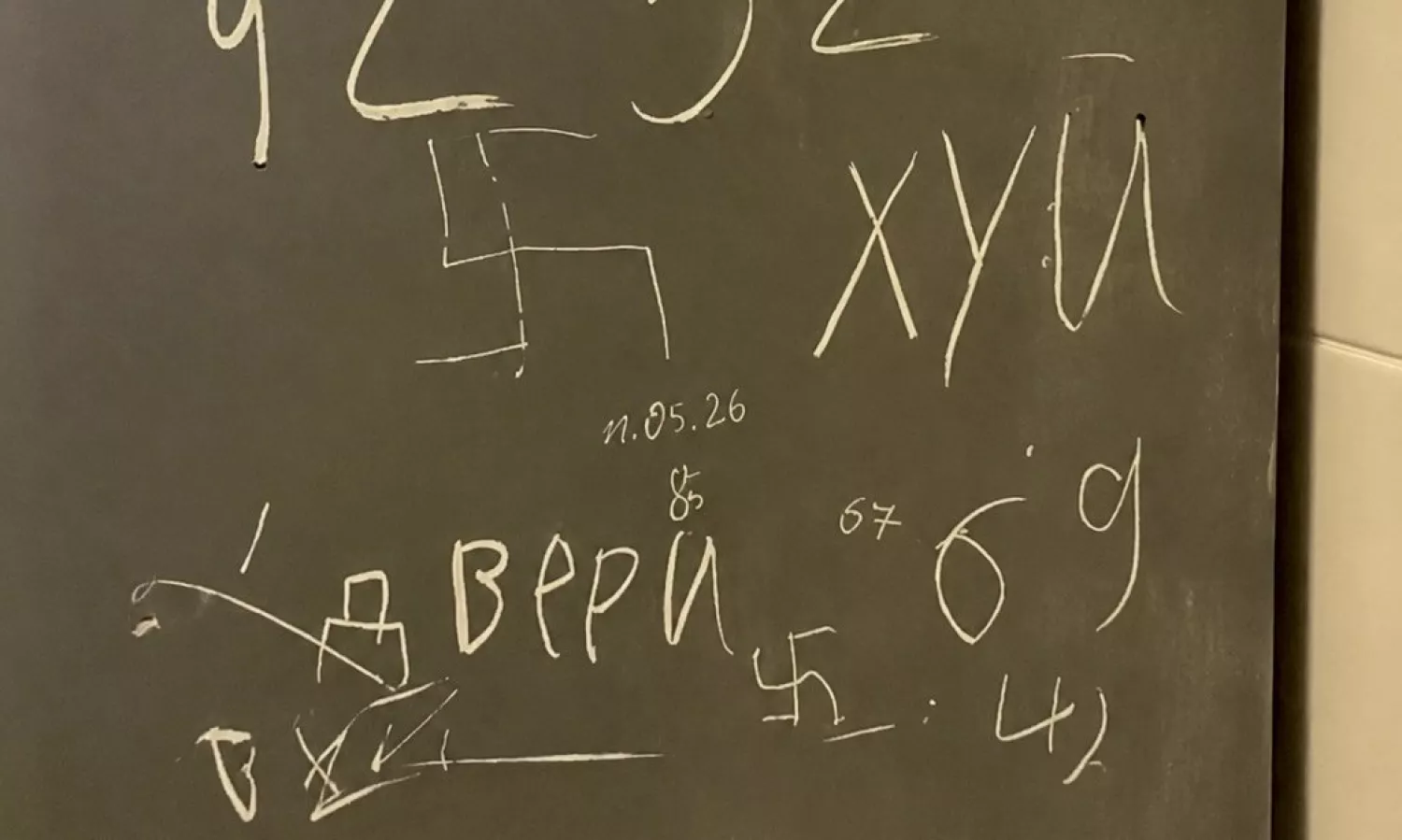 У Миколаєві діти розмалювали щойно пофарбовані шафи в роздягальні спорткомплексу &laquo;Зоря&raquo;. Скриншот