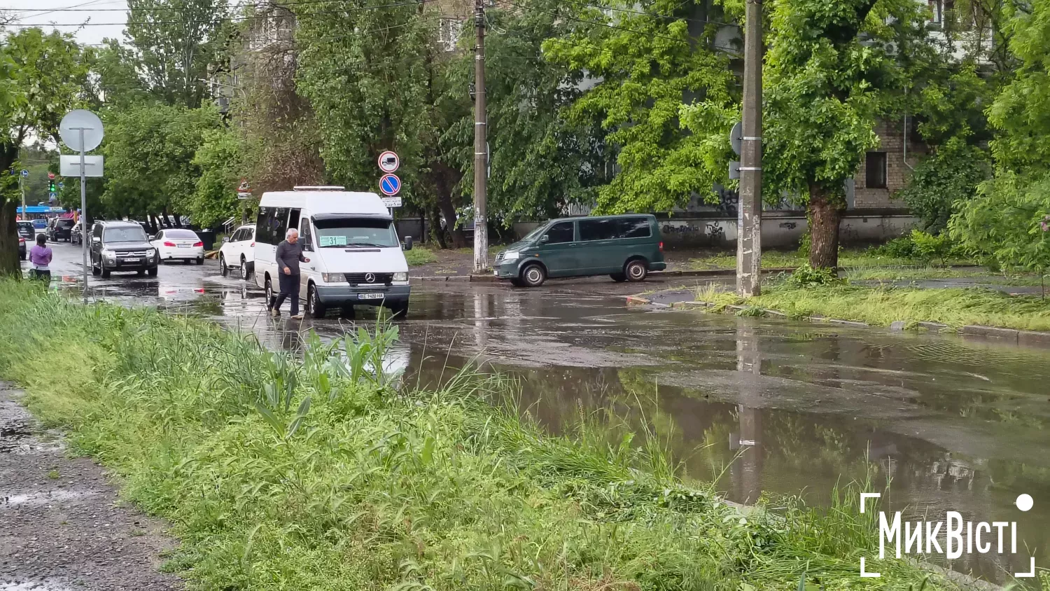 Наслідки зливи у Миколаєві &mdash; вода на дорогах і затори. Фото: МикВісті