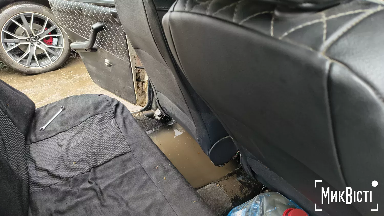 Підтоплений автомобіль на парковці біля АТБ після негоди у Миколаєві. Фото: МикВісті