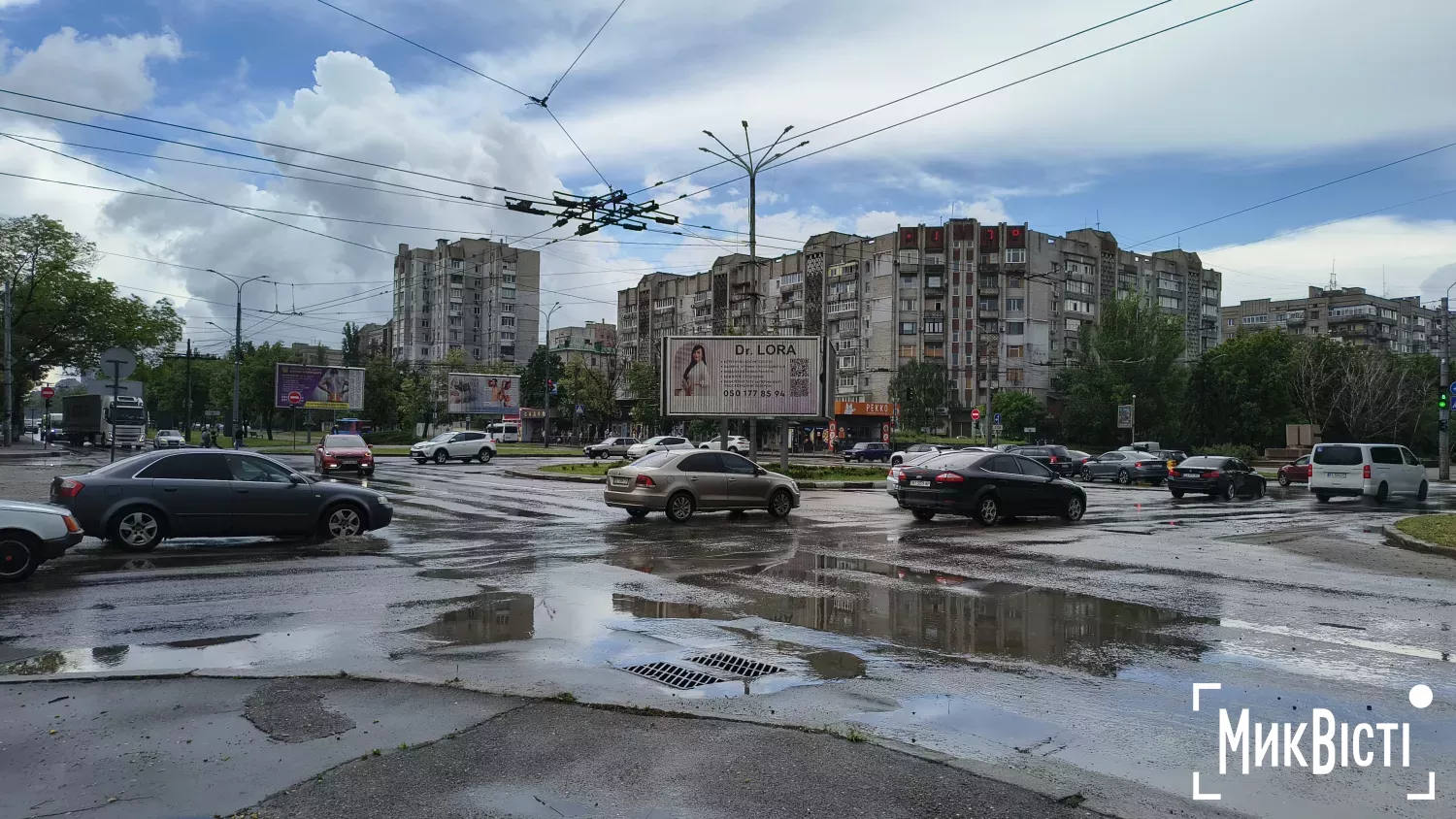 Наслідки зливи у Миколаєві &mdash; вода на дорогах і затори. Фото: МикВісті