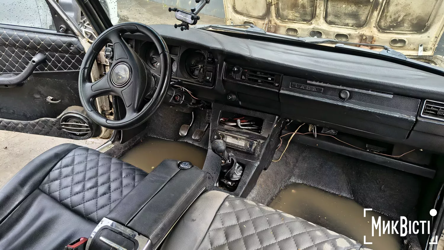 Підтоплений автомобіль на парковці біля АТБ після негоди у Миколаєві. Фото: МикВісті