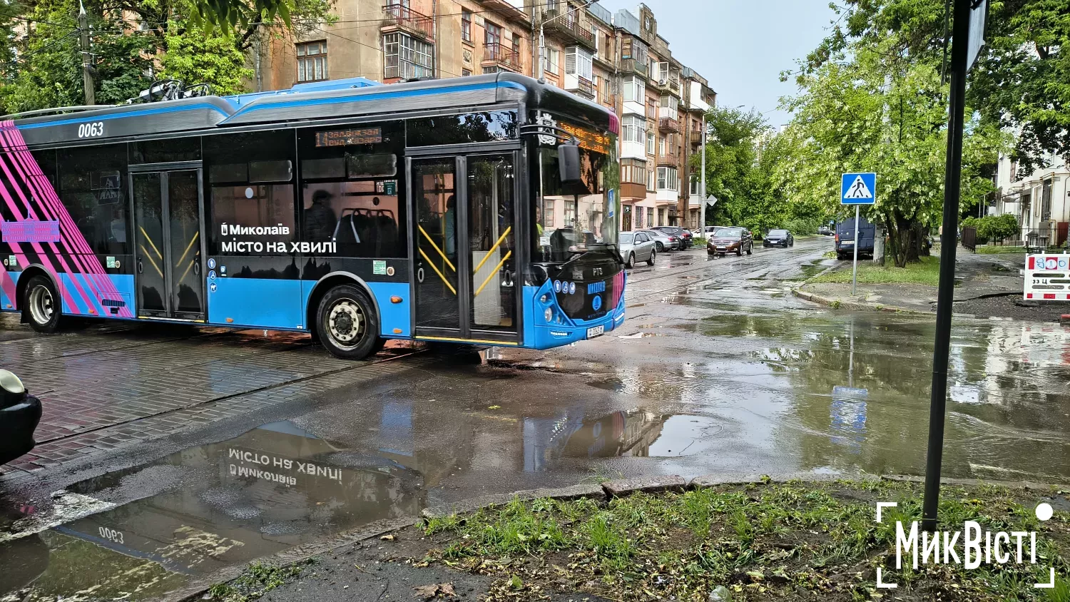 Наслідки зливи у Миколаєві &mdash; вода на дорогах і затори. Фото: МикВісті