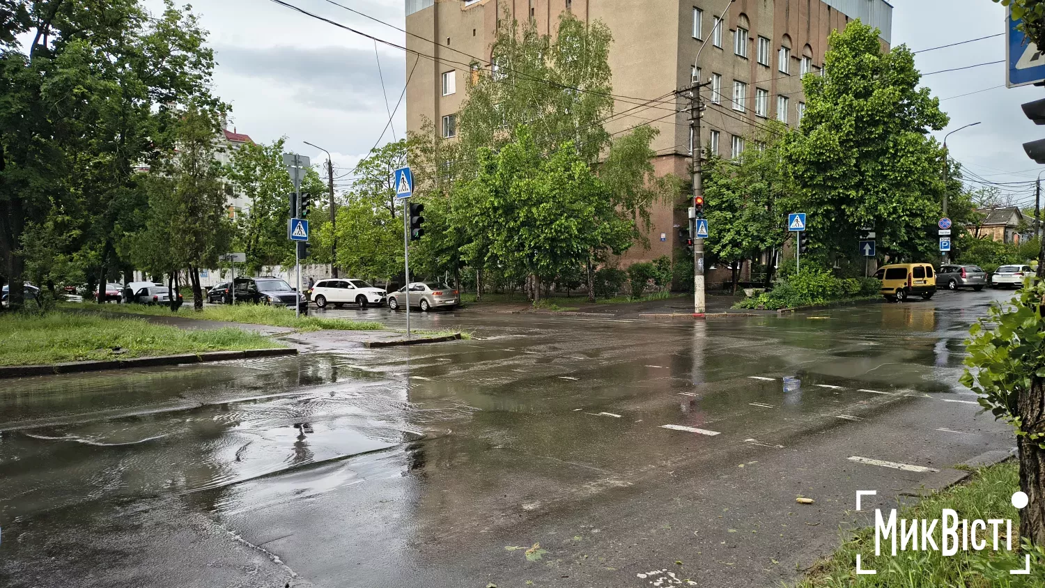 Наслідки зливи у Миколаєві &mdash; вода на дорогах і затори. Фото: МикВісті
