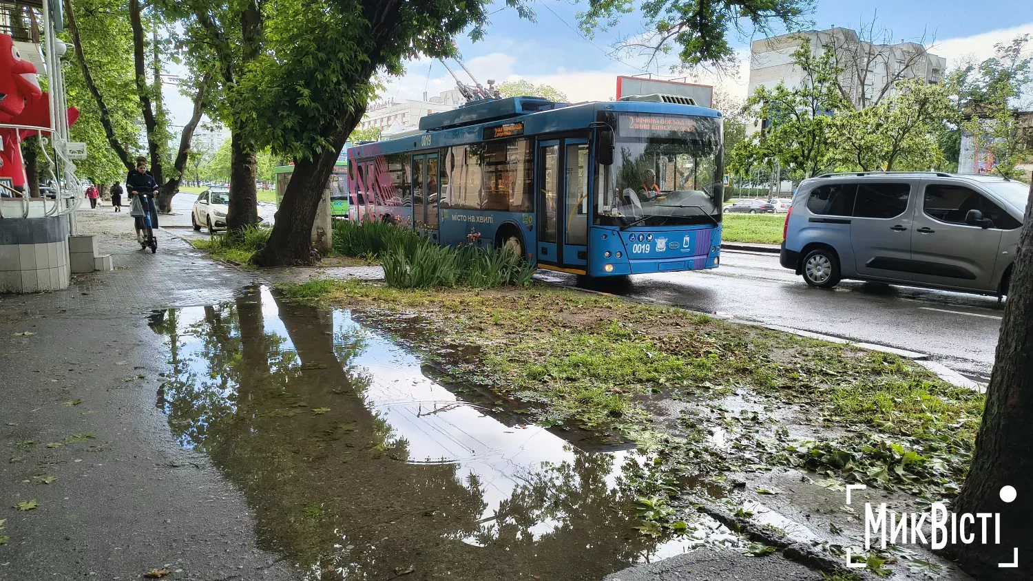 Наслідки зливи у Миколаєві &mdash; вода на дорогах і затори. Фото: МикВісті