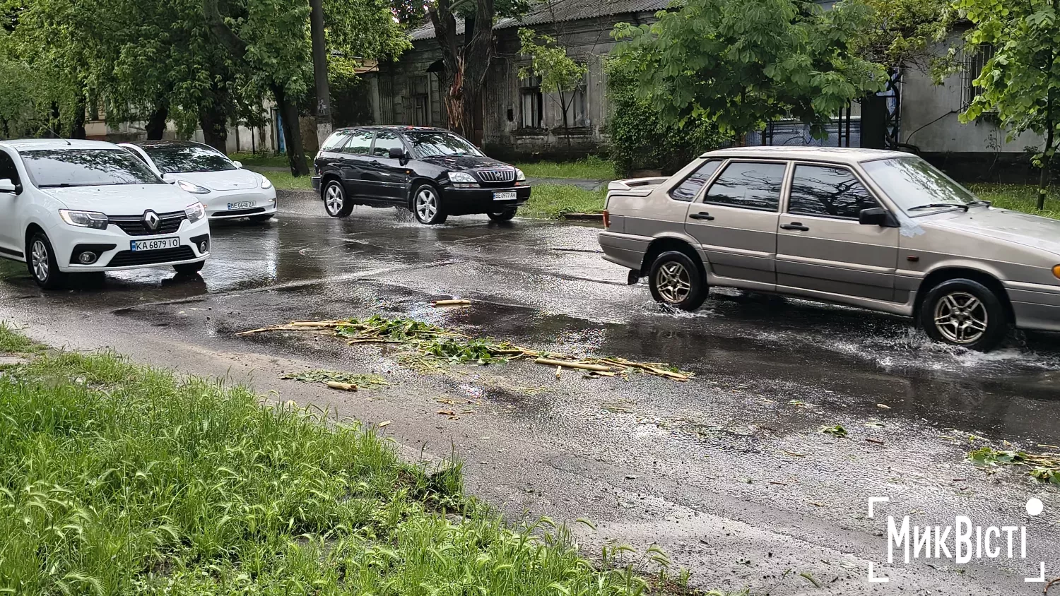 Наслідки зливи у Миколаєві &mdash; вода на дорогах і затори. Фото: МикВісті