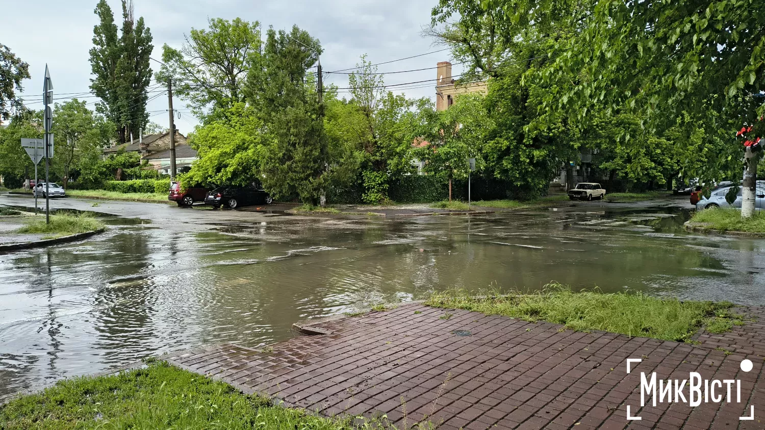 Наслідки зливи у Миколаєві &mdash; вода на дорогах і затори. Фото: МикВісті