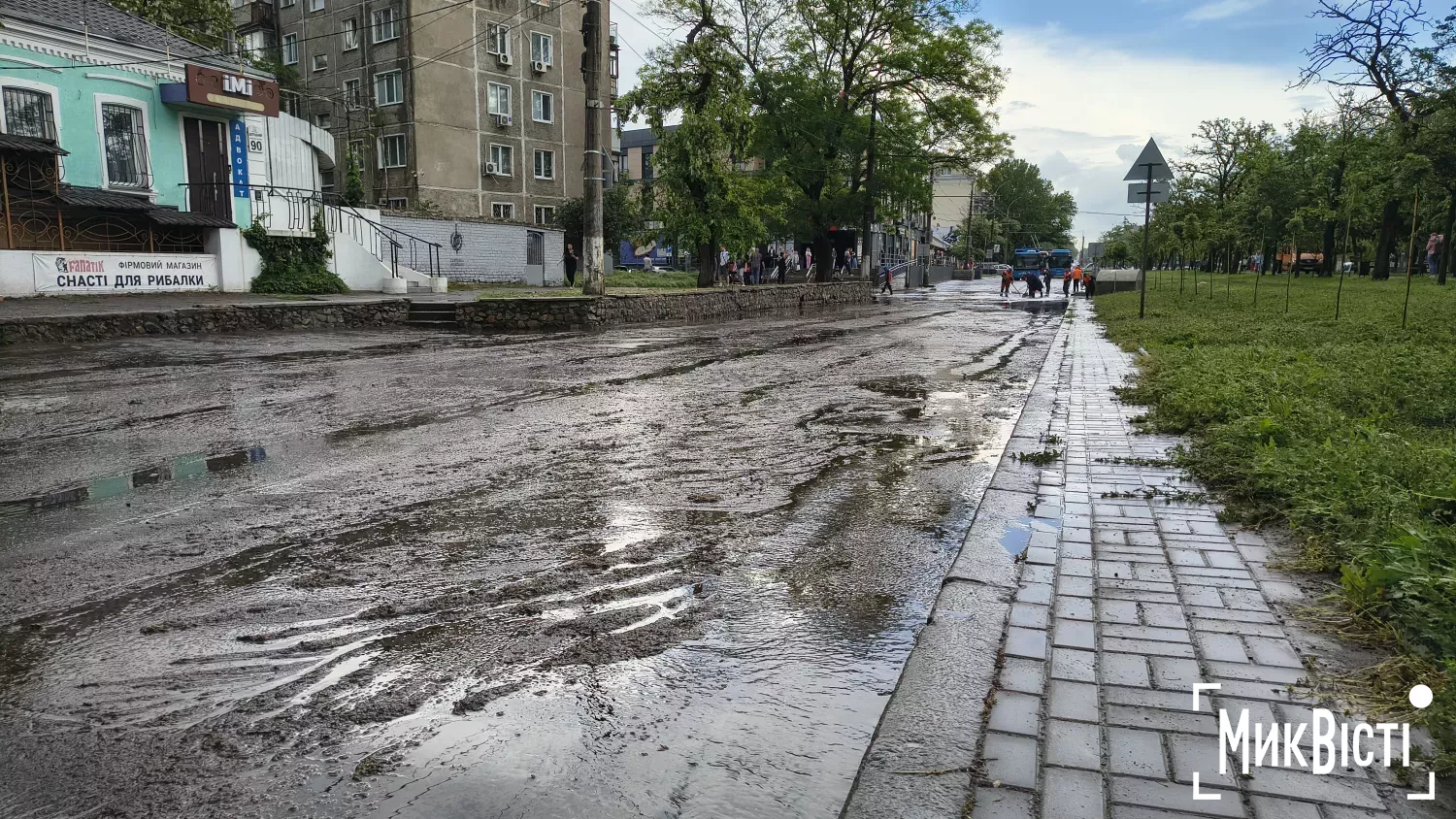 Наслідки зливи у Миколаєві &mdash; вода на дорогах і затори. Фото: МикВісті
