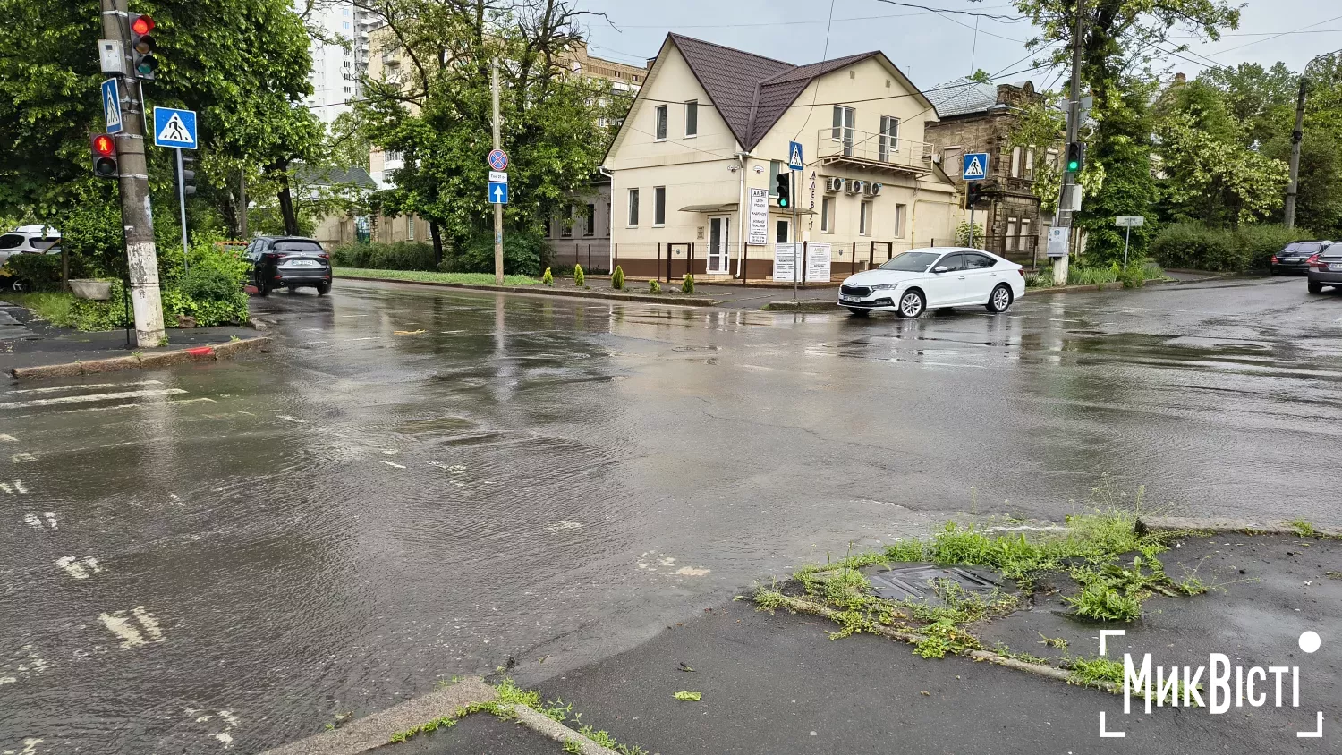 Наслідки зливи у Миколаєві &mdash; вода на дорогах і затори. Фото: МикВісті