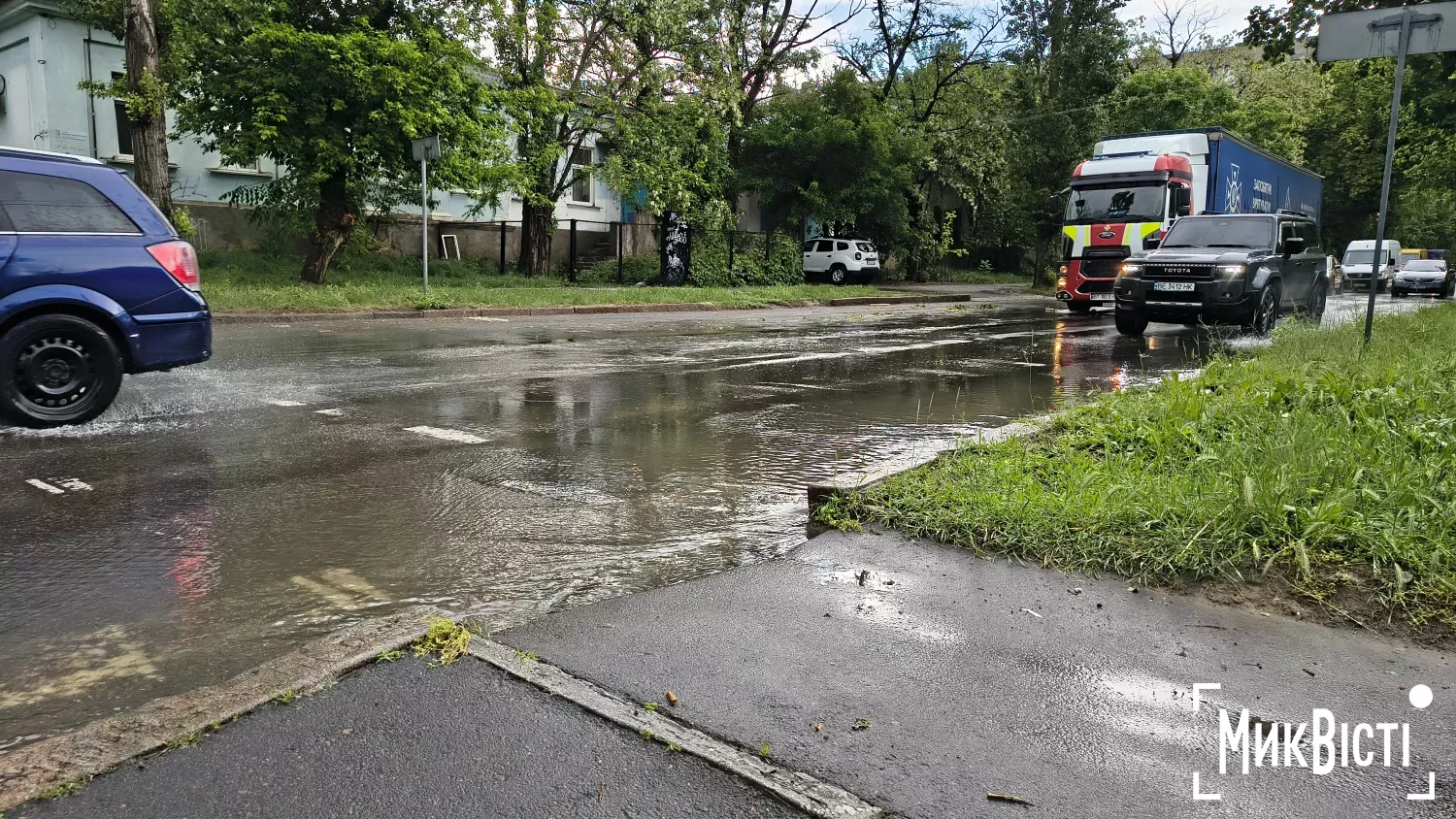 Наслідки зливи у Миколаєві &mdash; вода на дорогах і затори. Фото: МикВісті