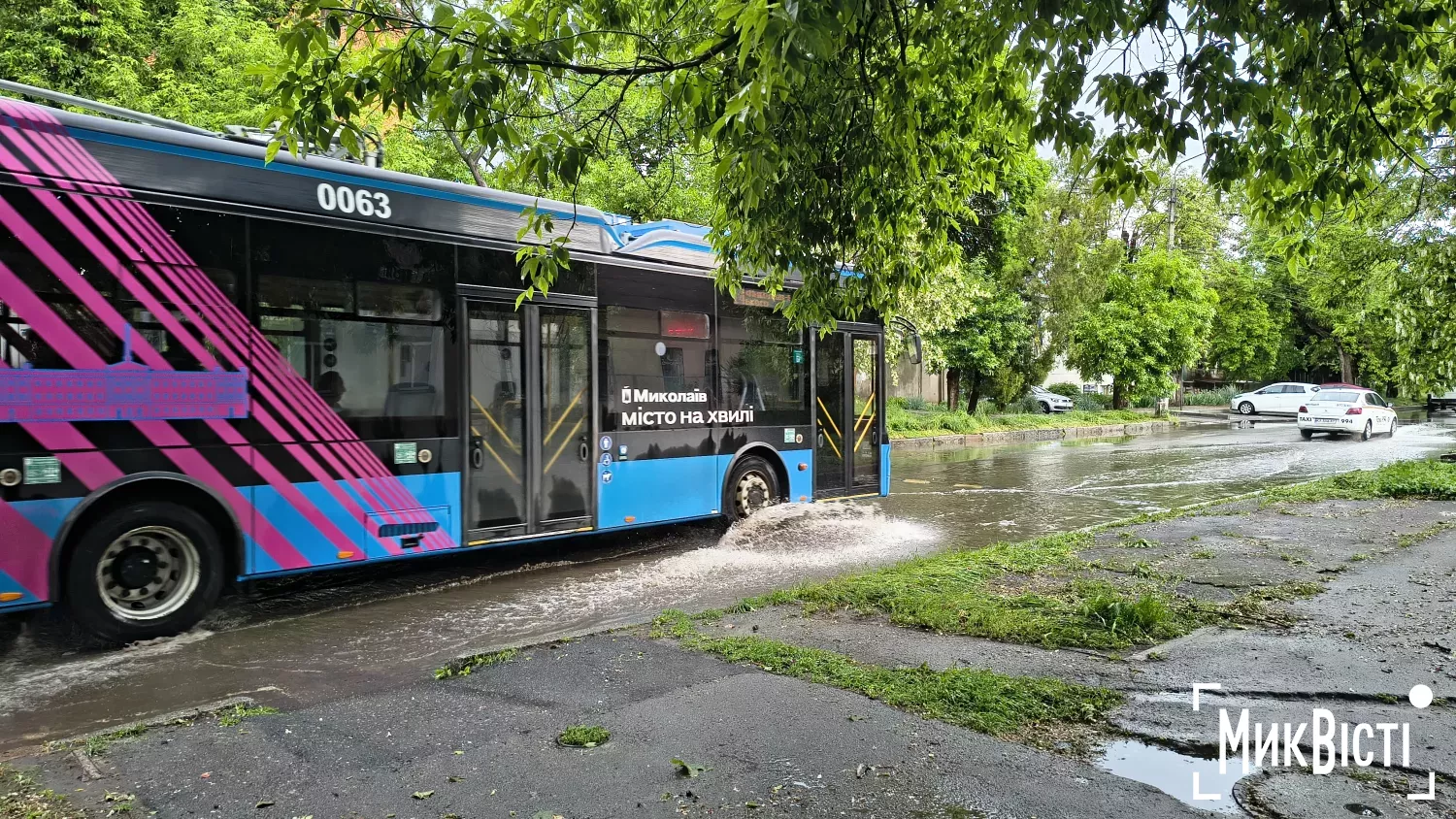 Наслідки зливи у Миколаєві &mdash; вода на дорогах і затори. Фото: МикВісті