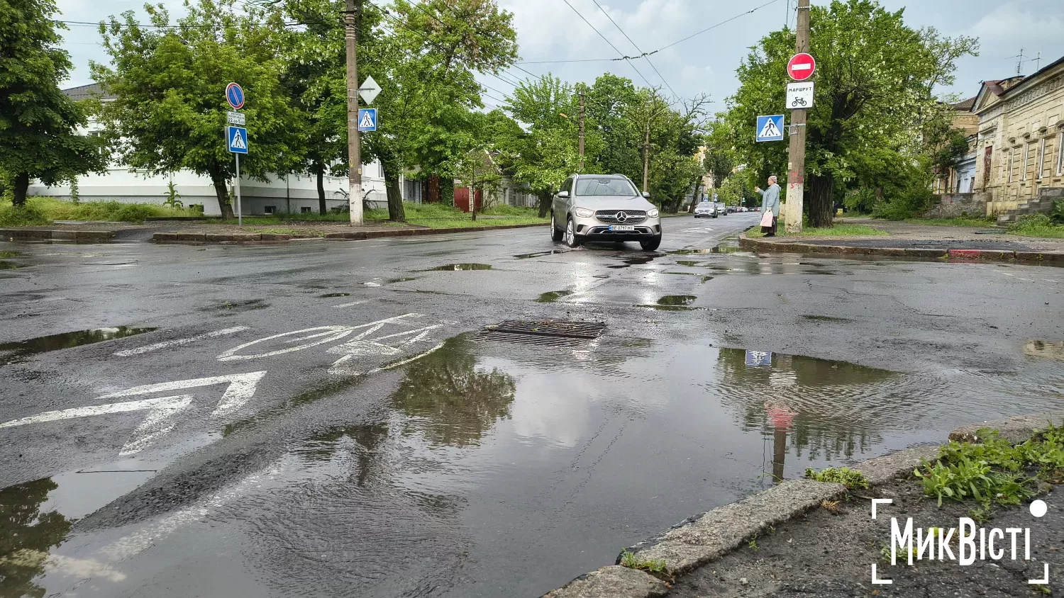Наслідки зливи у Миколаєві &mdash; вода на дорогах і затори. Фото: МикВісті