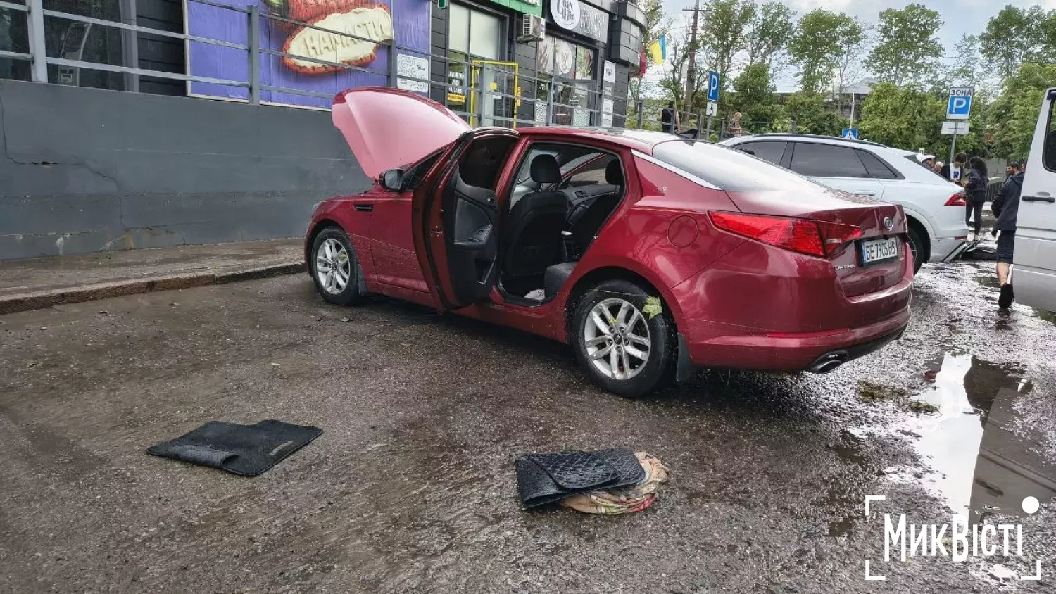 Водії висушують авто після затоплення біля Дормашини. Фото: МикВісті