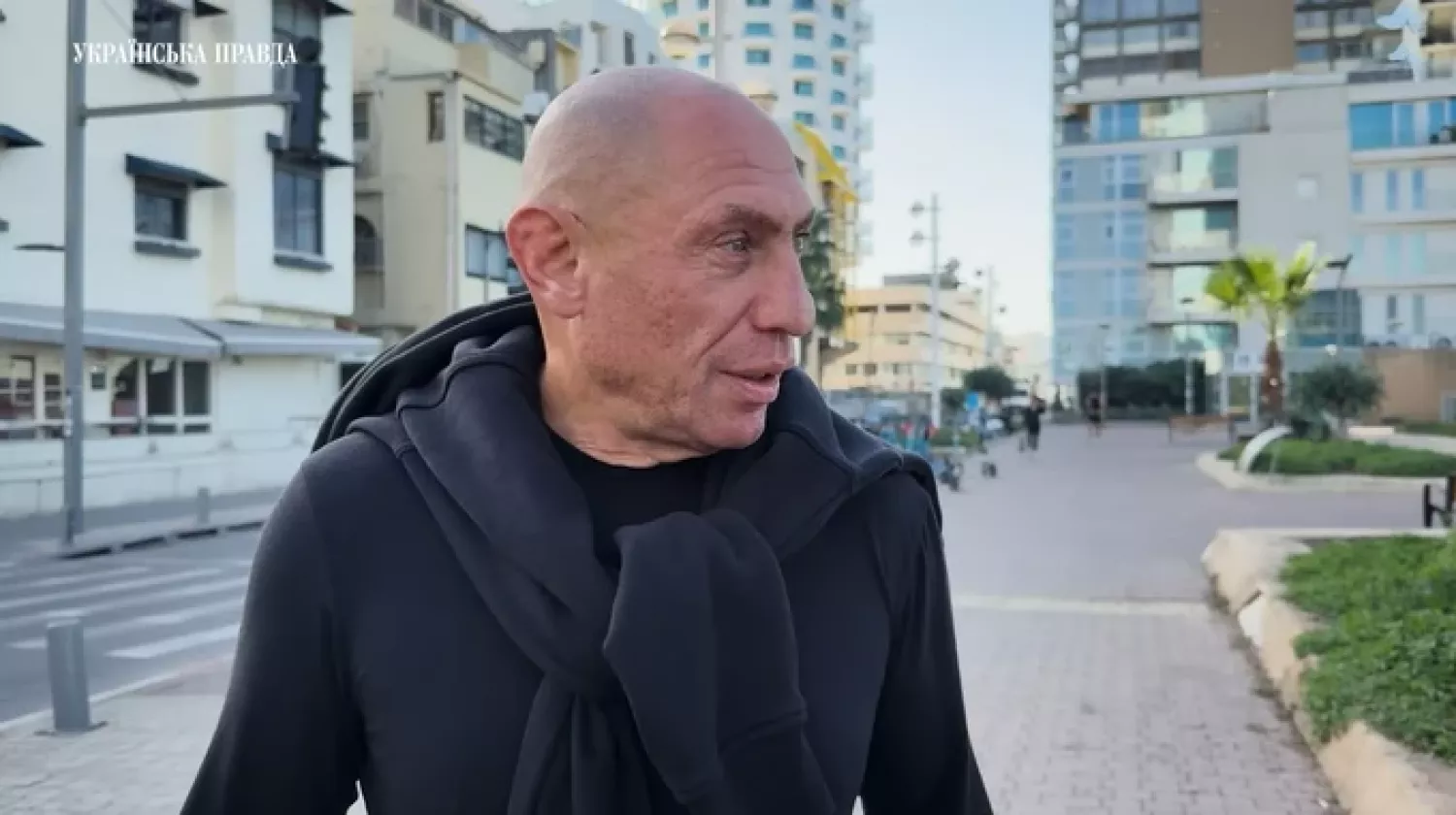 Олександр Цукерман під час інтервʼю з журналістами Української правди