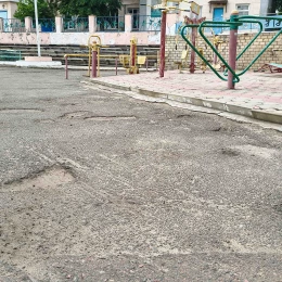 Доріжки на стадіоні «Юністі» давно не оновлювали. Фото: НикВести