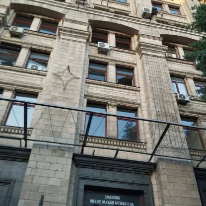 Пошкоджений офіс «Укрпошти» на Майдані. Фото: