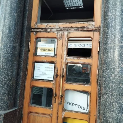 Пошкоджений офіс «Укрпошти» на Майдані. Фото:
