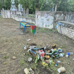 Стан дитячого майданчику «Казка» у Корабельному району 22 травня. Фото: Олена Фадєва