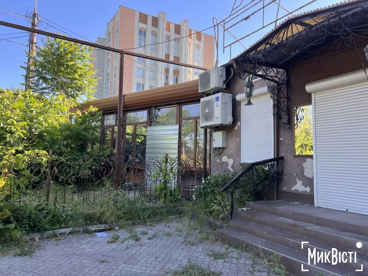 Прибудова на вулиці Садовій, яку суд зобовʼязав демонтувати. Фото: НикВести