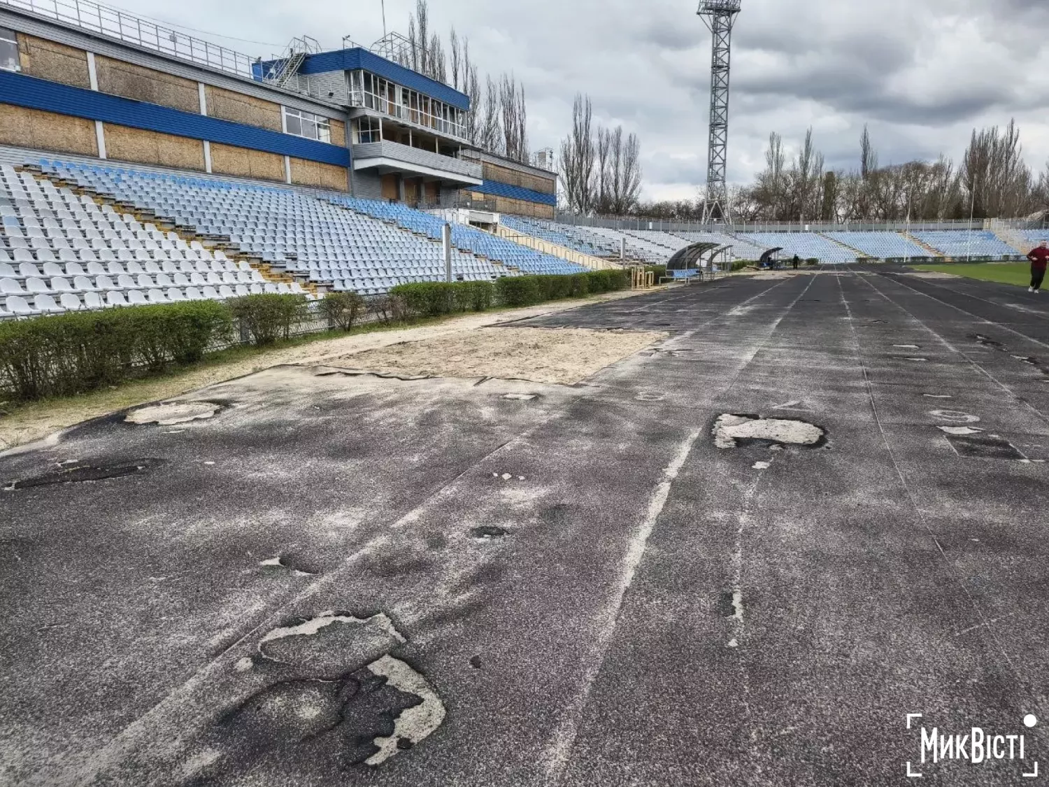 Бігові доріжки на Центральному стадіоні у жахливому стані. Фото: МикВісті