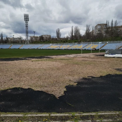 Бігові доріжки на Центральному стадіоні у жахливому стані. Фото: МикВісті