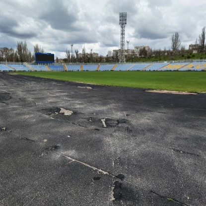 Бігові доріжки на Центральному стадіоні у жахливому стані. Фото: МикВісті