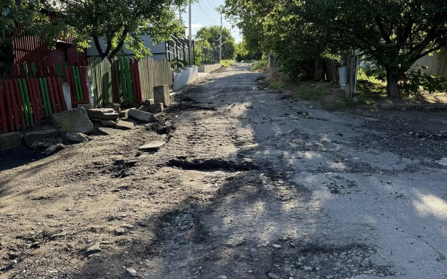 Потік води після дощів руйнує дорогу у Миколаєві: жителі звернулись до влади. Фото: Contact Center при Миколаївській міській раді