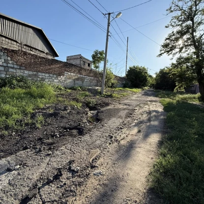 Потік води після дощів руйнує дорогу у Миколаєві: жителі звернулись до влади. Фото: Contact Center при Миколаївській міській раді