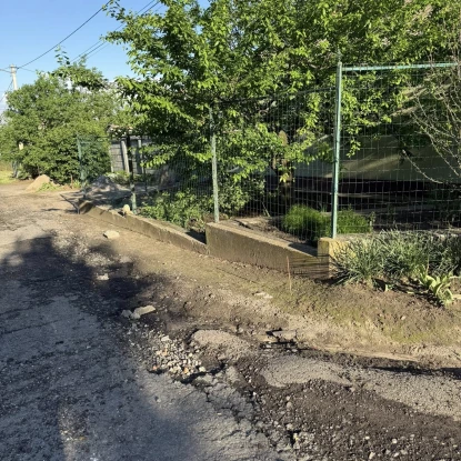 Потік води після дощів руйнує дорогу у Миколаєві: жителі звернулись до влади. Фото: Contact Center при Миколаївській міській раді