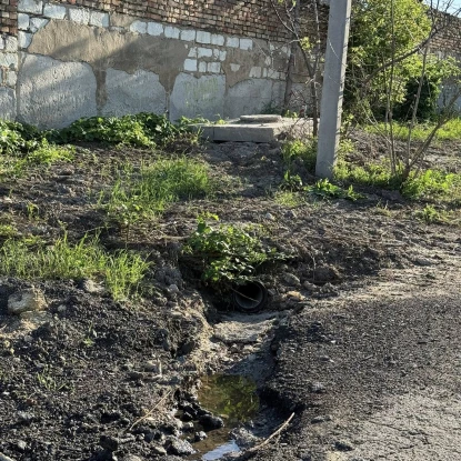Потік води після дощів руйнує дорогу у Миколаєві: жителі звернулись до влади. Фото: Contact Center при Миколаївській міській раді