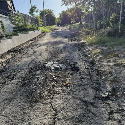 Потік води після дощів руйнує дорогу у Миколаєві: жителі звернулись до влади. Фото: Contact Center при Миколаївській міській раді