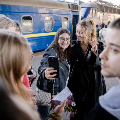 Українська співачка Lelеka вирушила до Відня на «Євробачення-2026». Фото: Укрзалізниця