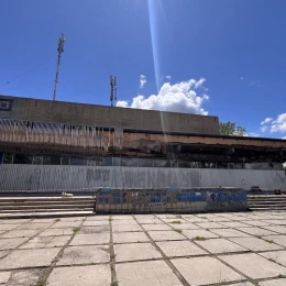 У покинутому кінотеатрі «Іскра» в Миколаєві обвалилася частина фасаду. Фото: NikVesti