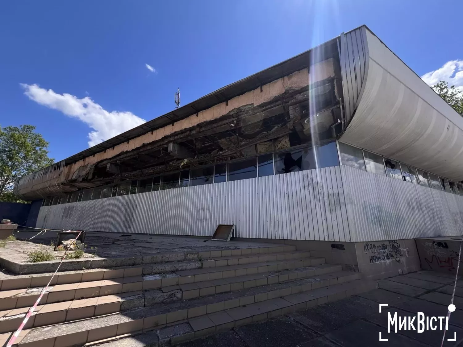 У покинутому кінотеатрі «Іскра» в Миколаєві обвалилася частина фасаду. Фото: NikVesti