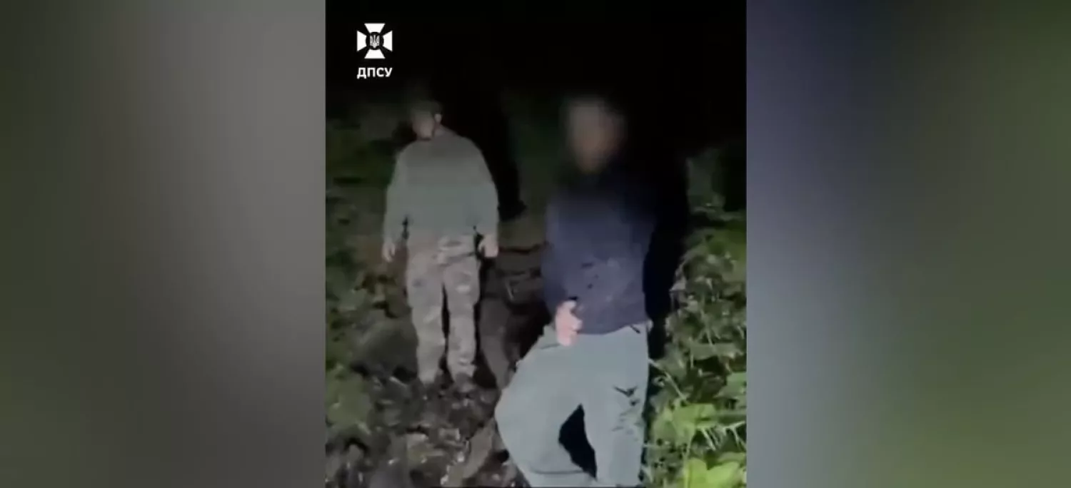 Ведмедиця зупинила киянина на шляху до кордону з Румунією. Скрин з відео ДПСУ