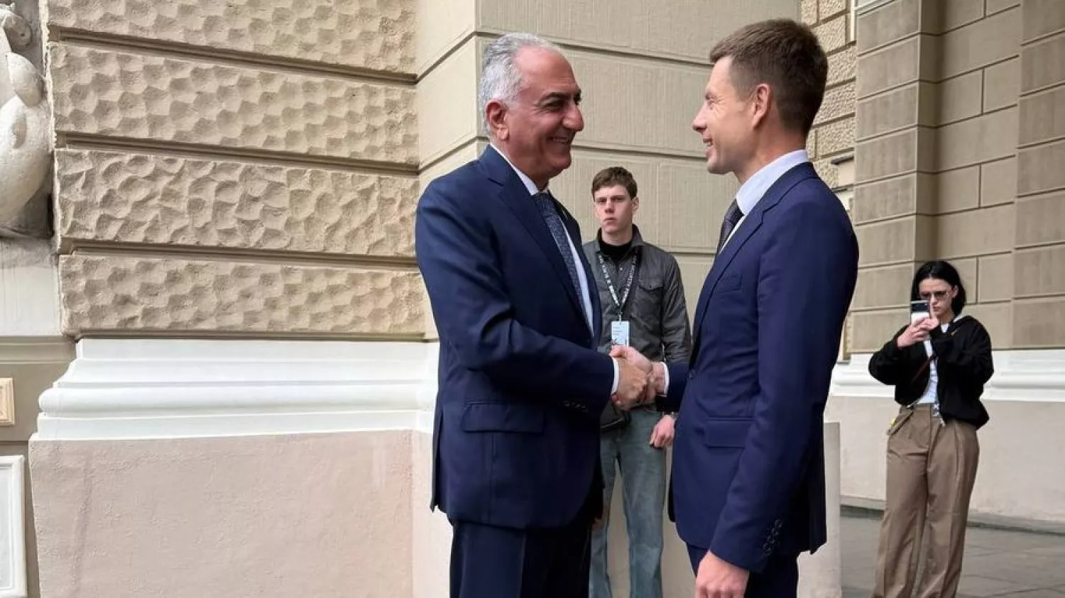 Реза Пахлаві вітається із засновником і головою Black Sea Security Forum Олексієм Гончаренком. Фото: BSSF 2026